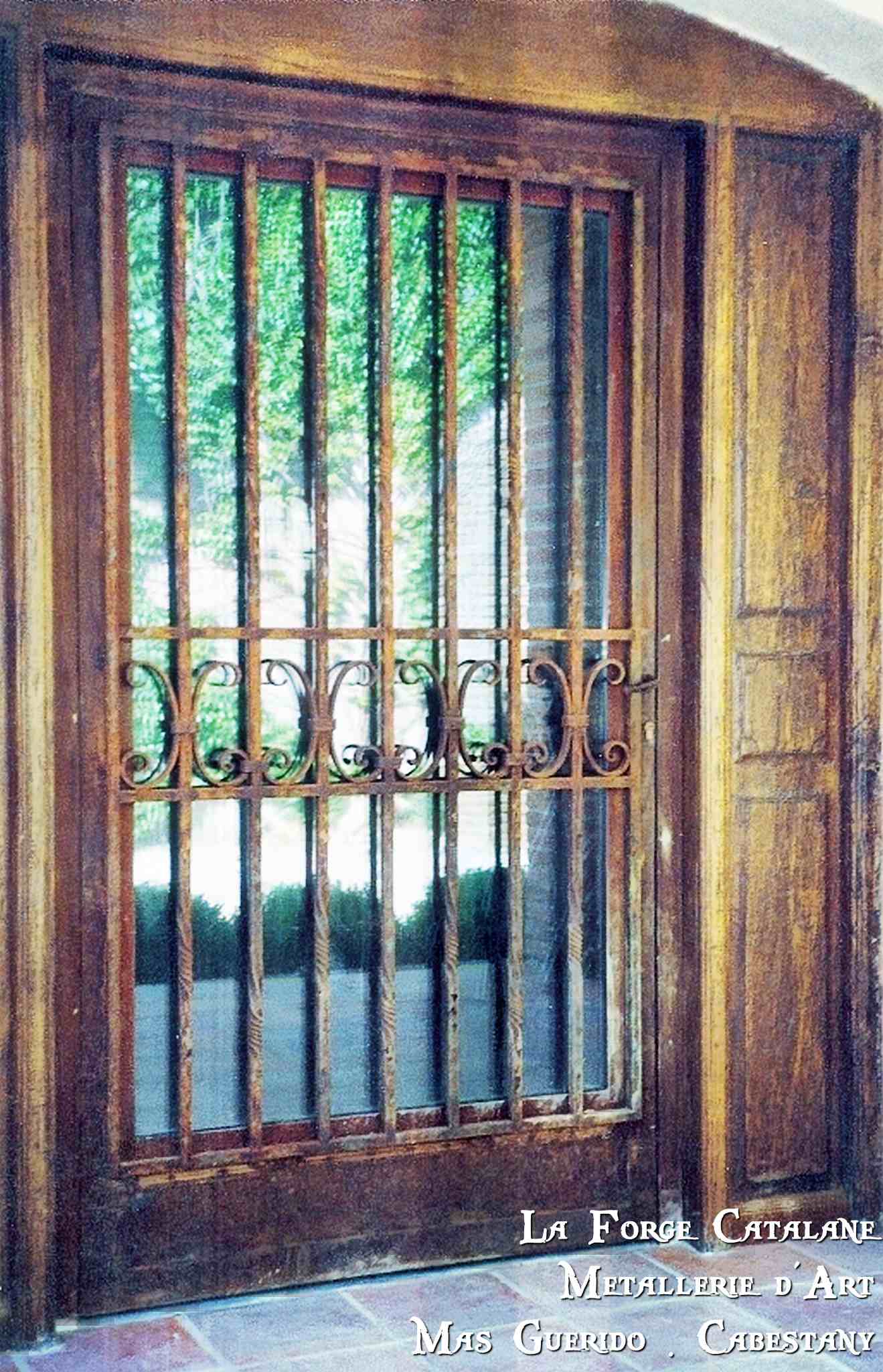 porte barreau frise centrale volutes forge catalane.jpg